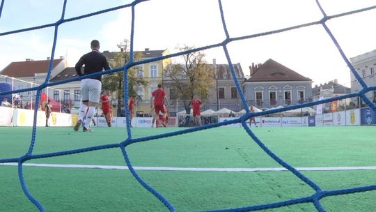 Zagrali charytatywnie. Trwa turniej piłkarski MAC CUP 2019