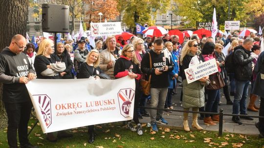 Zakończyła się pikieta ZNP przed siedzibą MEiN w Warszawie 