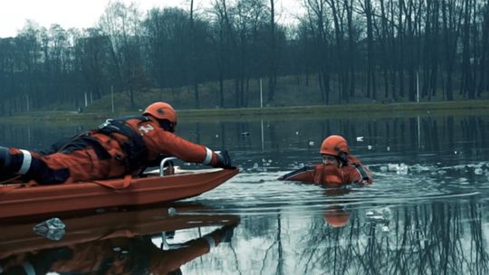 Załamanie się lodu pod człowiekiem jest śmiertelnie niebezpieczną pułapką