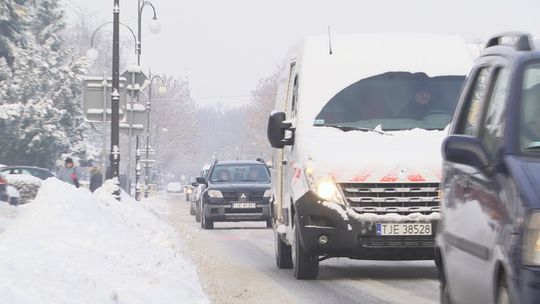 Zawiewa i sypie! Trudna sytuacja na drogach powiatu jędrzejowskiego