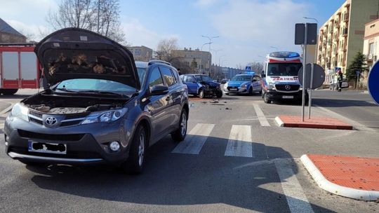 Zderzenie dwóch aut na skrzyżowaniu Piłsudskiego i Tysiąclecia