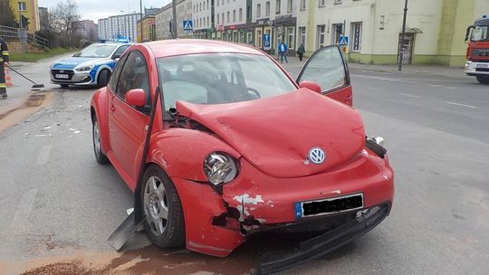 Zderzenie dwóch aut na skrzyżowaniu ulic Piłsudskiego i Norwida