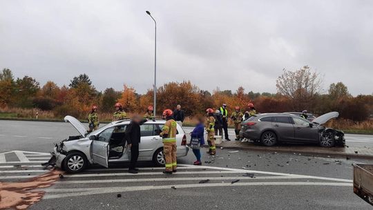 Zderzenie dwóch samochodów osobowych. Są poszkodowani