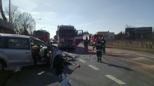 Zderzenie osobówki z ciężarówką na DK7. Są duże utrudnienia w ruchu