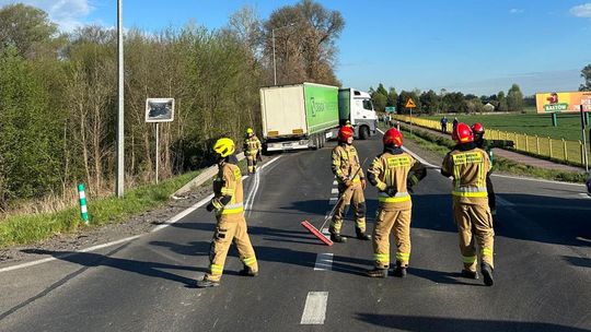 Zderzenie samochodu osobowego z ciężarowym. Są utrudnienia