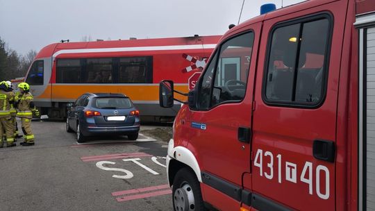 Zderzenie samochodu z pociągiem - na szczęście nikt nie ucierpiał