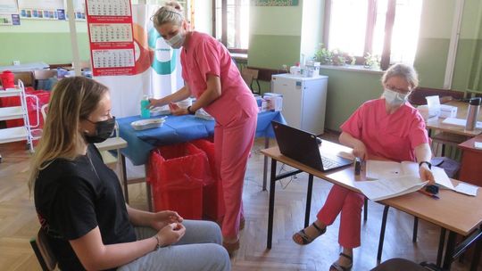 Zespół szpitala zespolonego szczepi uczniów kieleckich szkół ponadpodstawowych