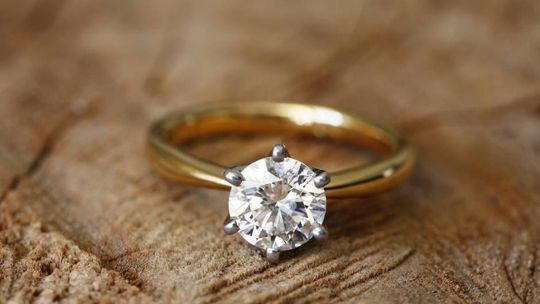 Złoty pierścionek zaręczynowy – jak wybrać ten idealny? Złoty pierścionek zaręczynowy – jak wybrać ten idealny?
