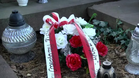 Znicze i kwiaty pamięci