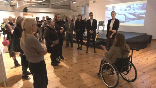 Zobacz i zrozum bariery. Wyjątkowa wystawa w galerii „Winda”