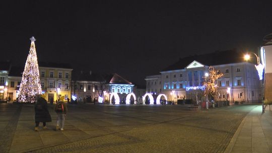 Zobacz rozświetlającą się choinkę na kieleckim Rynku