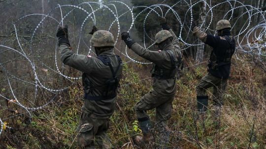 Żołnierze kontynuują budowę tymczasowej zapory na granicy z Rosją