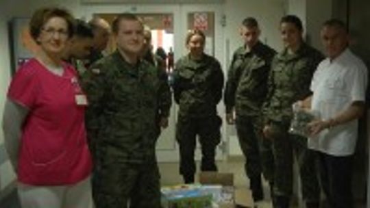 Żołnierze odwiedzili dzieci w szpitaliku