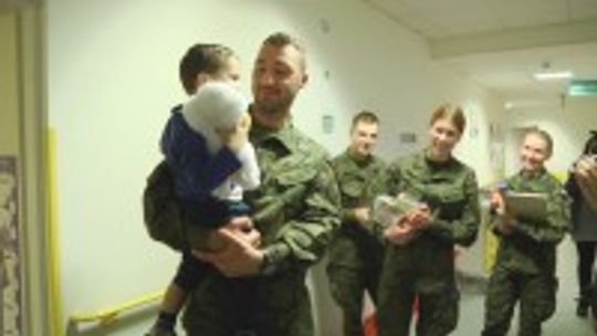 Żołnierze z prezentami u małych pacjentów