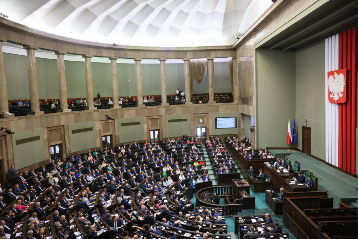 14. emerytura będzie na stałe - Sejm uchwalił ustawę o kolejnym dodatkowym rocznym świadczeniu pieniężnym dla emerytów i rencistów