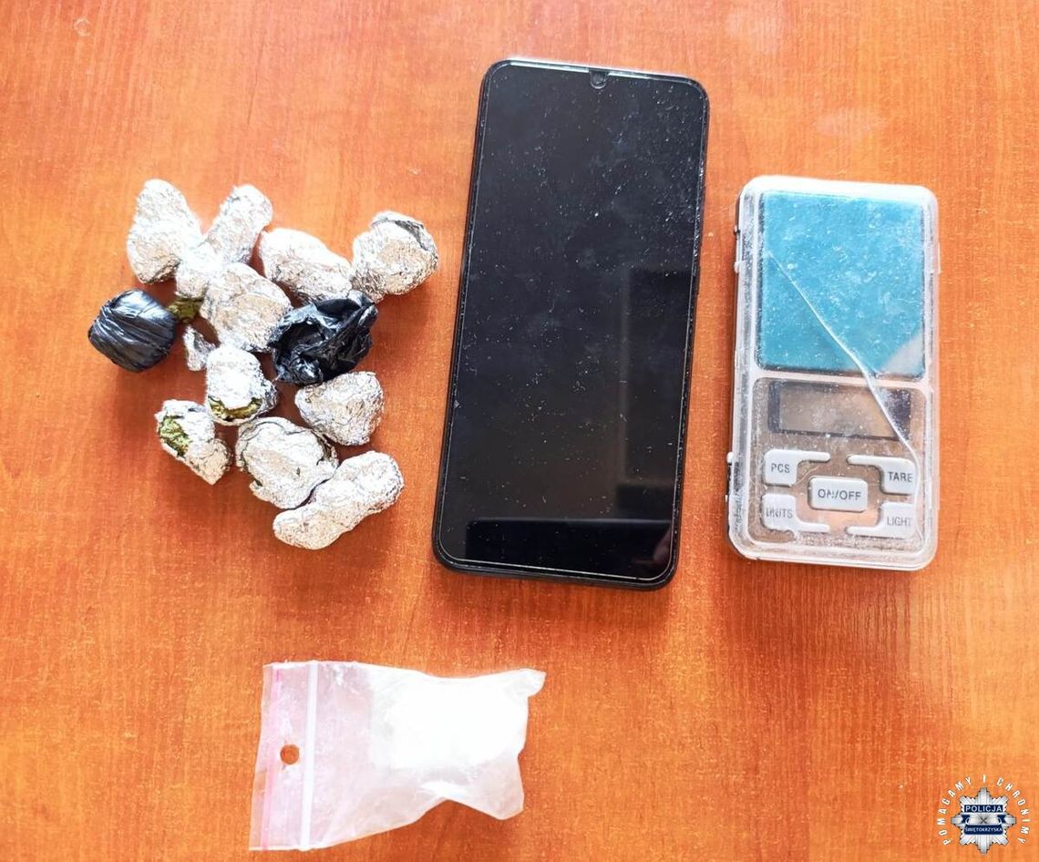 Kieleccy policjanci zabezpieczyli substancje u 23-letniego mieszkańca Kielc