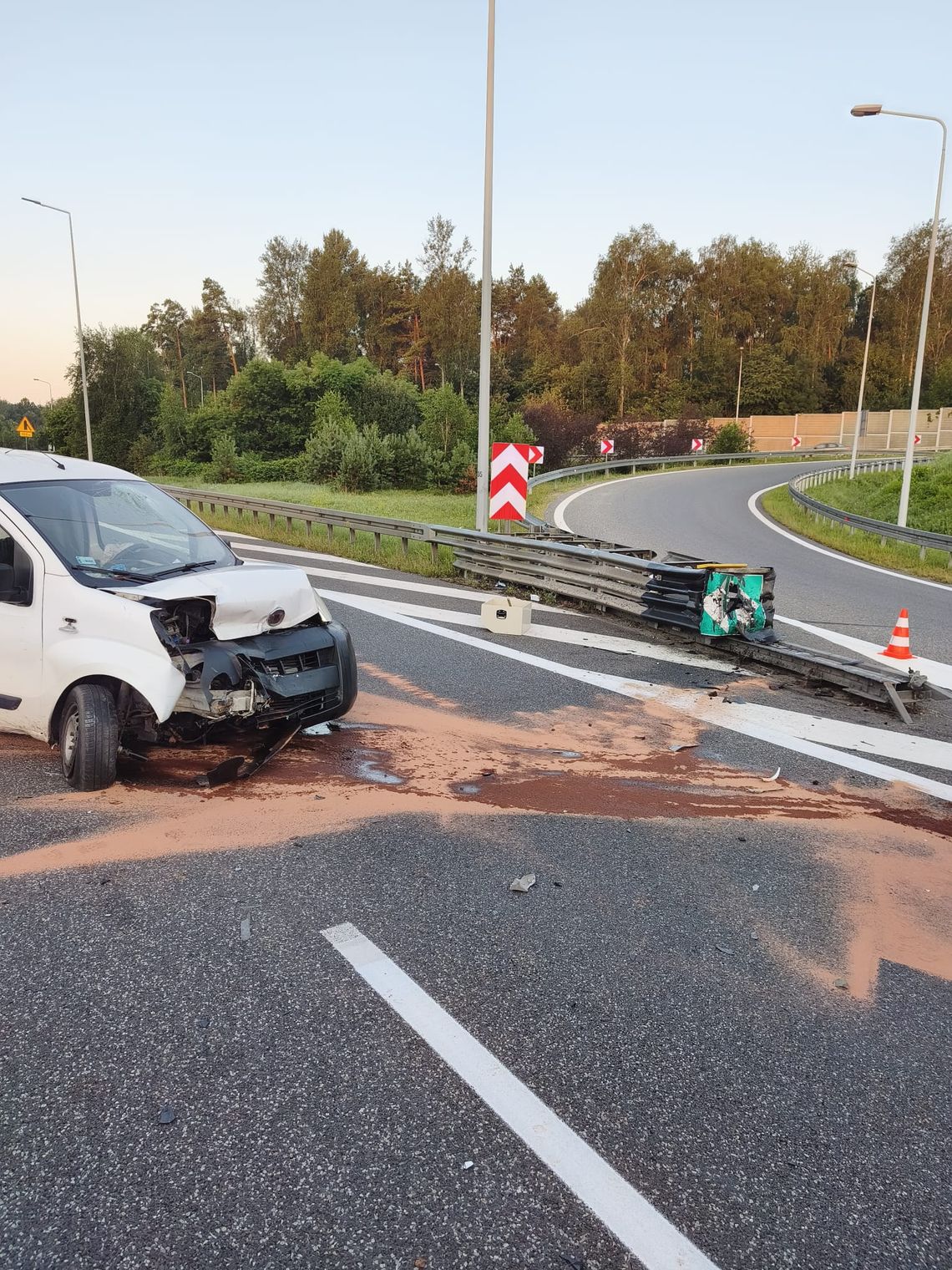 Nocna kolizja samochodu osobowego na trasie S7 Nocna kolizja samochodu osobowego na trasie S7
