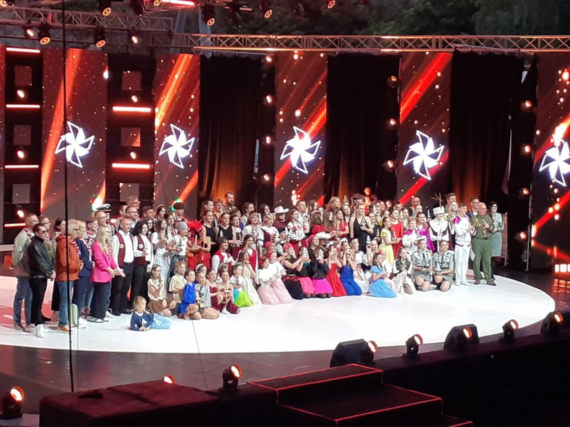 52. Wiatraczek i młodzi wykonawcy podczas koncertu głównego