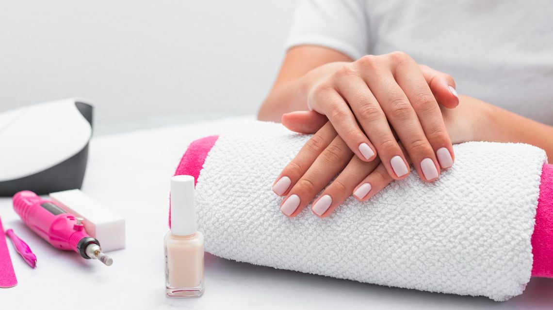 Aplikacja lakieru hybrydowego – jak wykonać ją poprawnie?