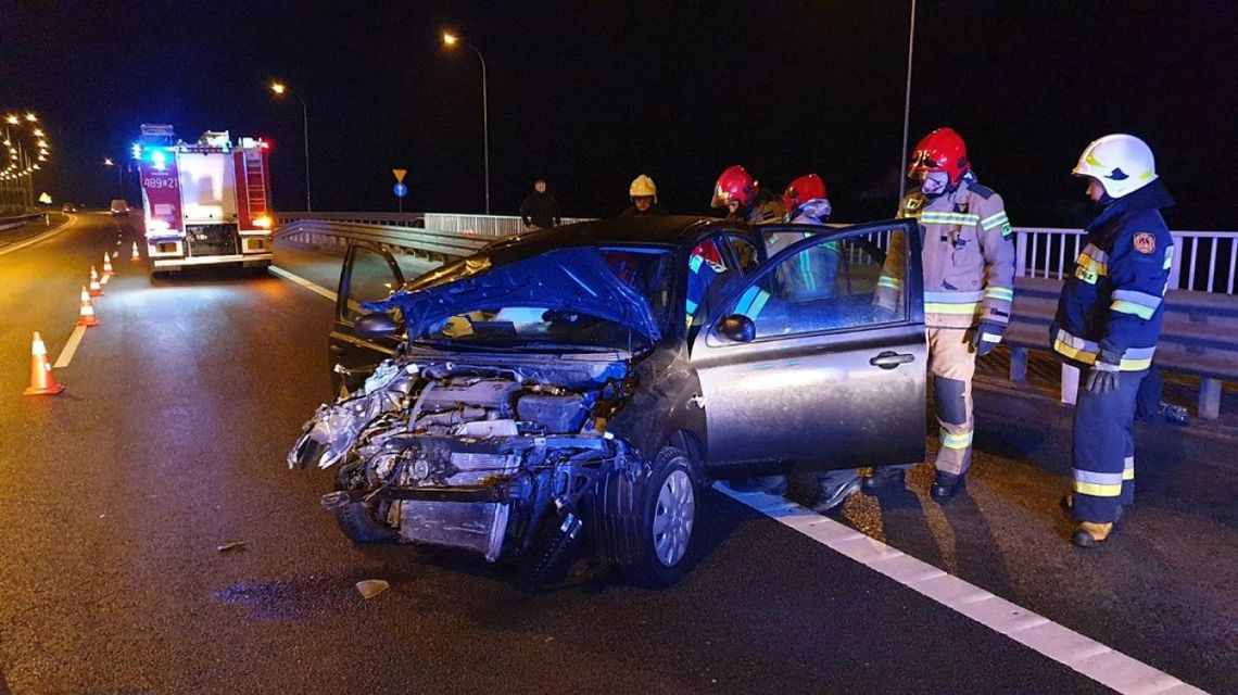 Auto uderzyło w bariery na trasie S7