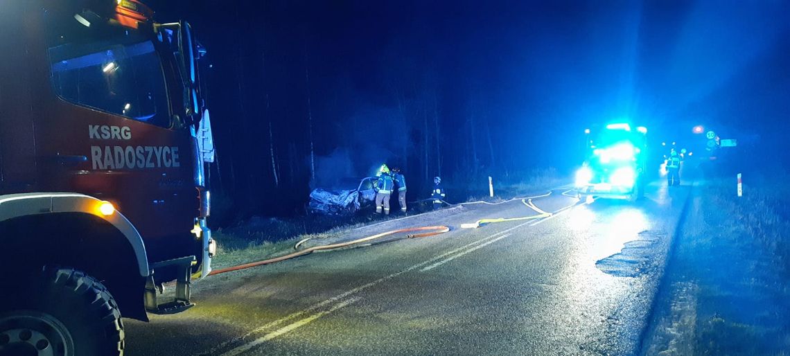 Auto wypadło z drogi i stanęło w płomieniach