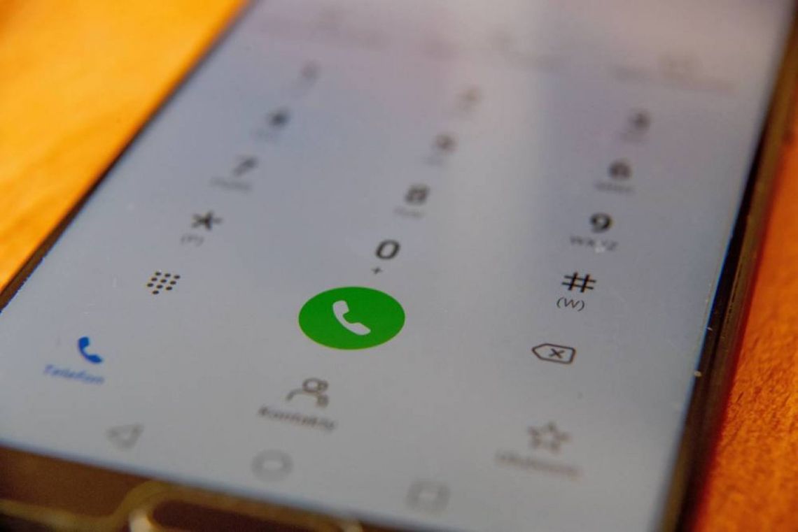 Badanie: ponad 18 proc. Polaków mogło w pandemii przekazać przez telefon poufne dane oszustom