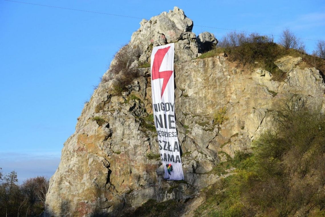 Banner Ogólnopolskiego Strajku Kobiet na Kadzielni