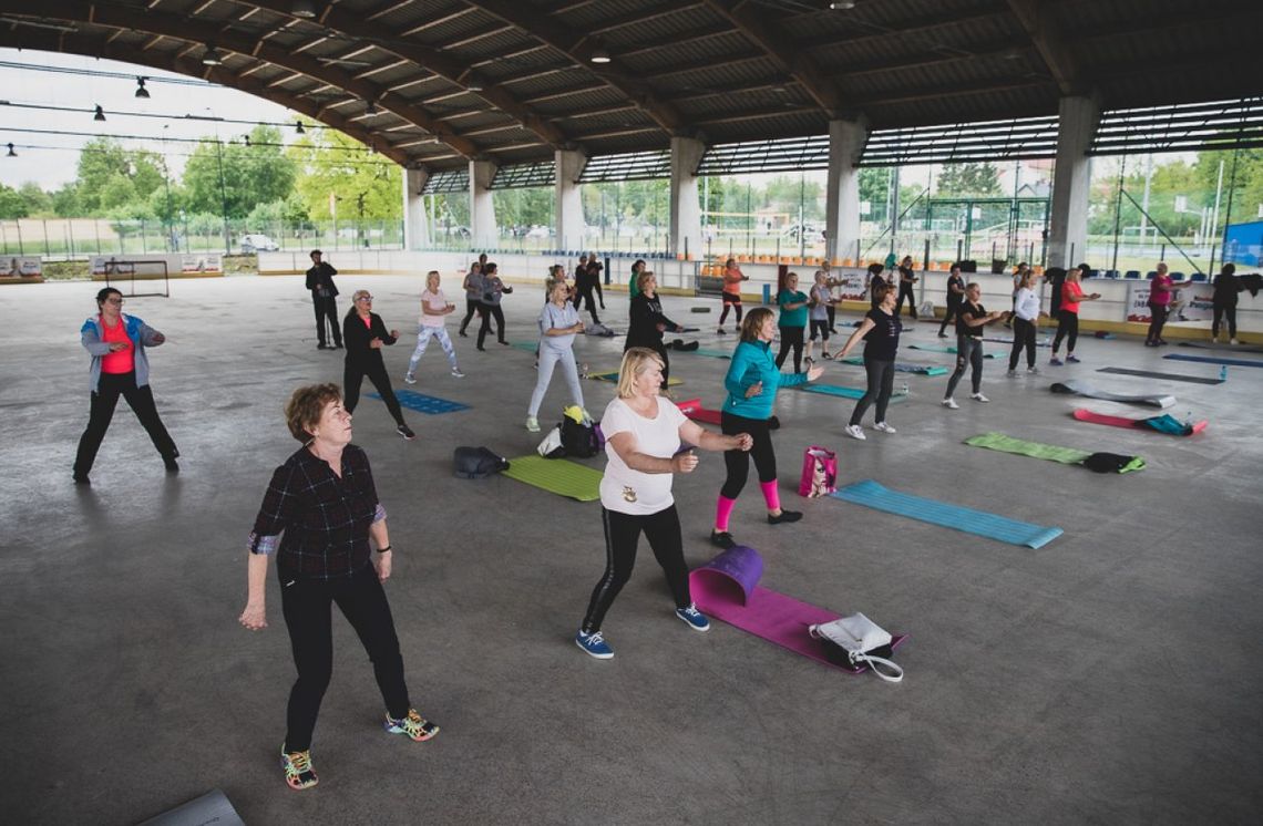 Bezpłatne zajęcia fitness na lodowisku dla seniorów w ramach projektu "Aktywni na plus"