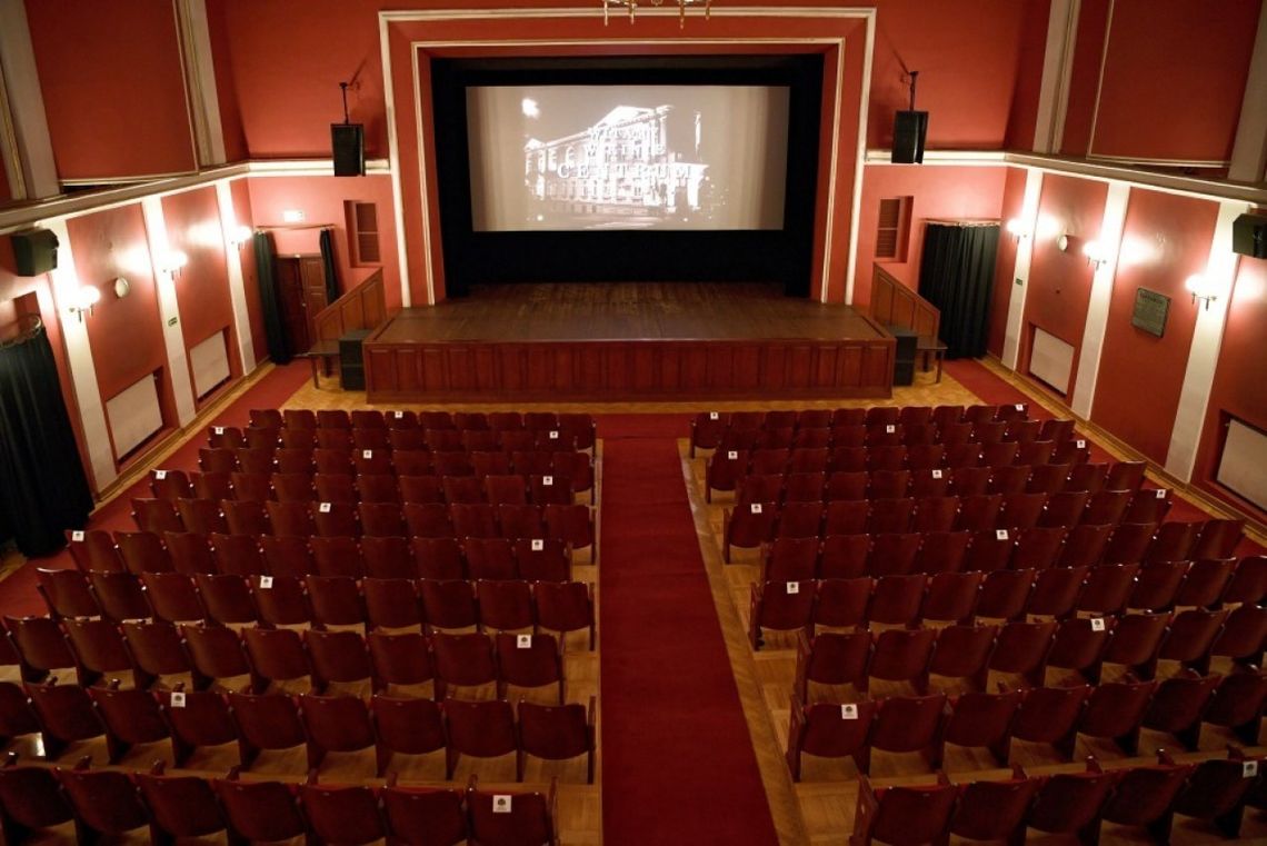BIG InfoMonitor: w pandemii długi kin i teatrów wyższe o kilkadziesiąt procent