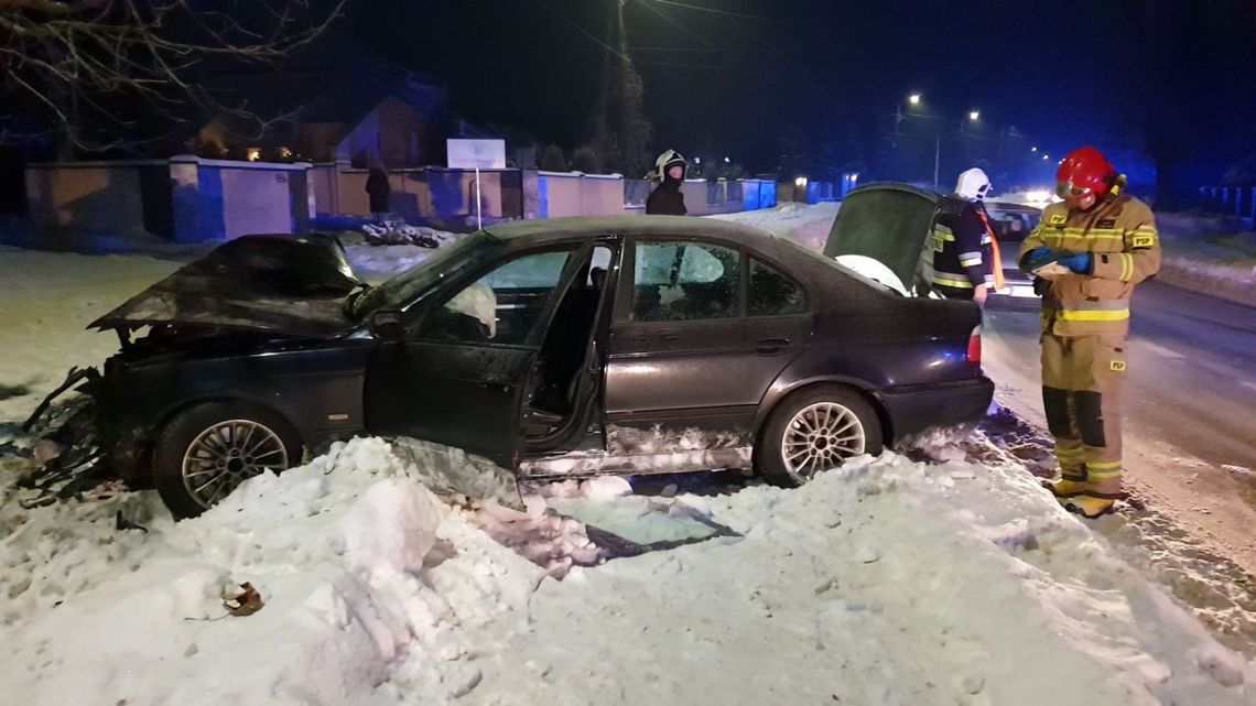 BMW uderzyło w drzewo, kierowca nie odniósł obrażeń