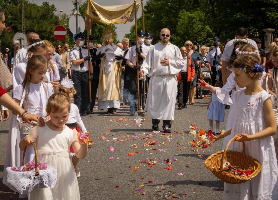 Bp Miziński: procesja Bożego Ciała jest wyznaniem wiary i zaproszeniem Boga do codzienności
