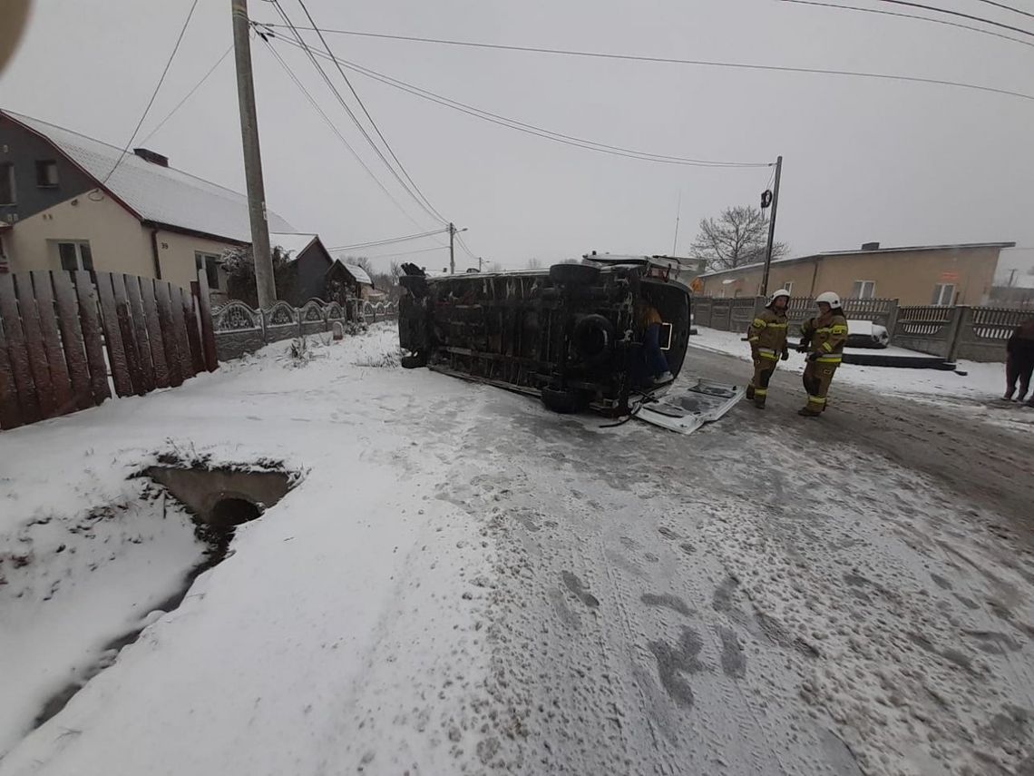 Bus przewrócił się na bok. Trudne warunki na drogach powiatu koneckiego