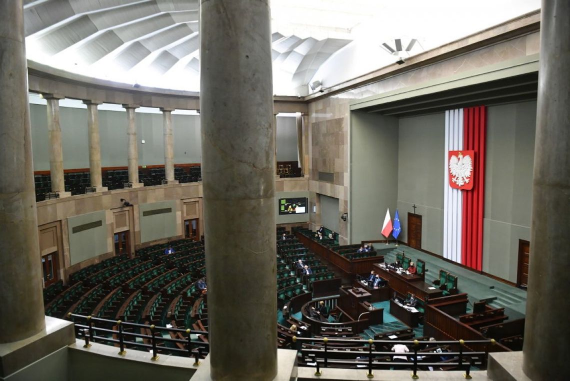 CBOS: 60 proc. Polaków źle ocenia pracę Sejmu; 48 proc. - Senatu; nadal więcej niezadowolonych z pracy prezydenta CBOS: 60 proc. Polaków źle ocenia pracę Sejmu; 48 proc. - Senatu; nadal więcej niezadowolonych z pracy prezydenta