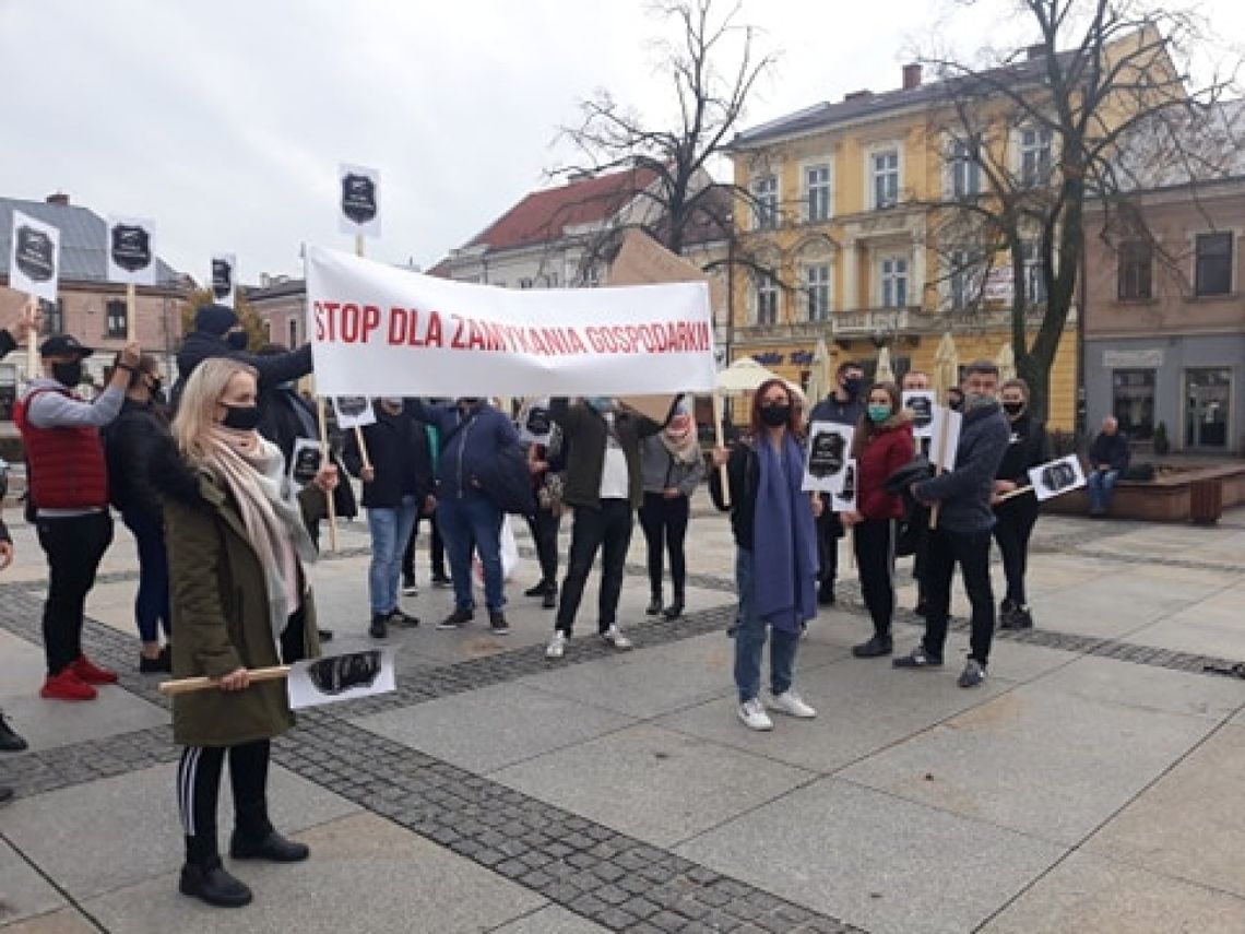 "Czarna Polewka dla Rządu RP" - protest branży gastronomicznej w Kielcach