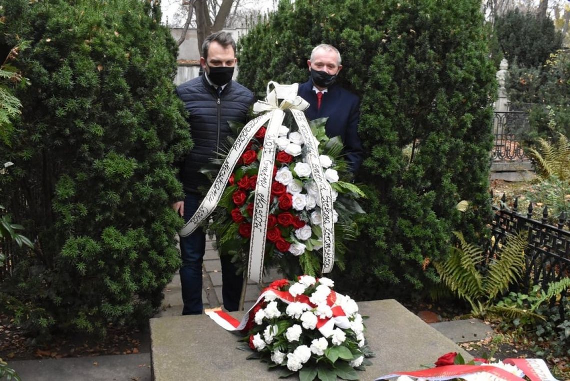 Delegacja z Masłowa na grobie Stefana Żeromskiego 