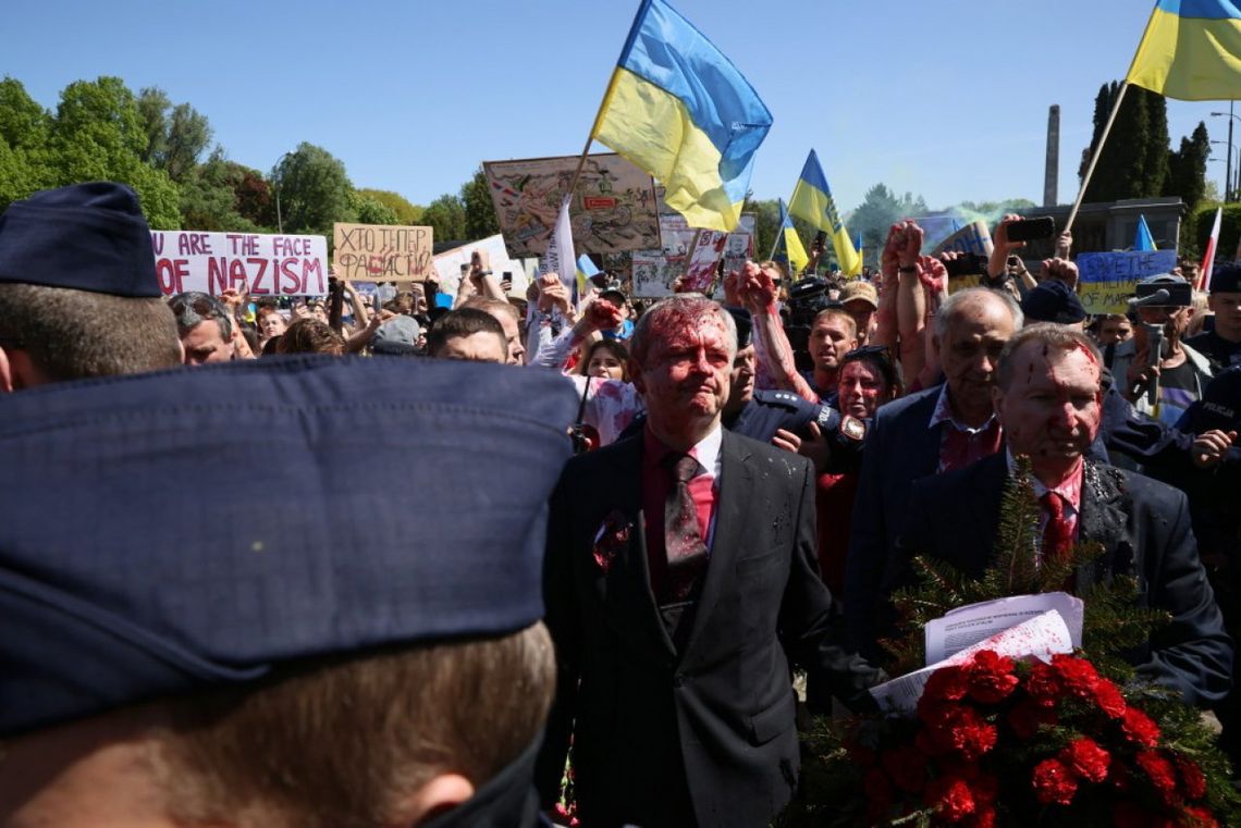 Demonstranci oblali czerwoną substancją ambasadora Rosji przed Mauzoleum Żołnierzy Radzieckich