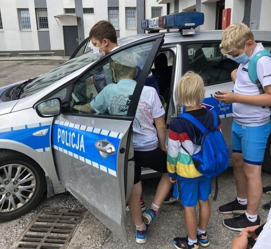 Dzieci w Komendzie Powiatowej Policji w Końskich. Spokojnie, to tylko wakacyjna wizyta 