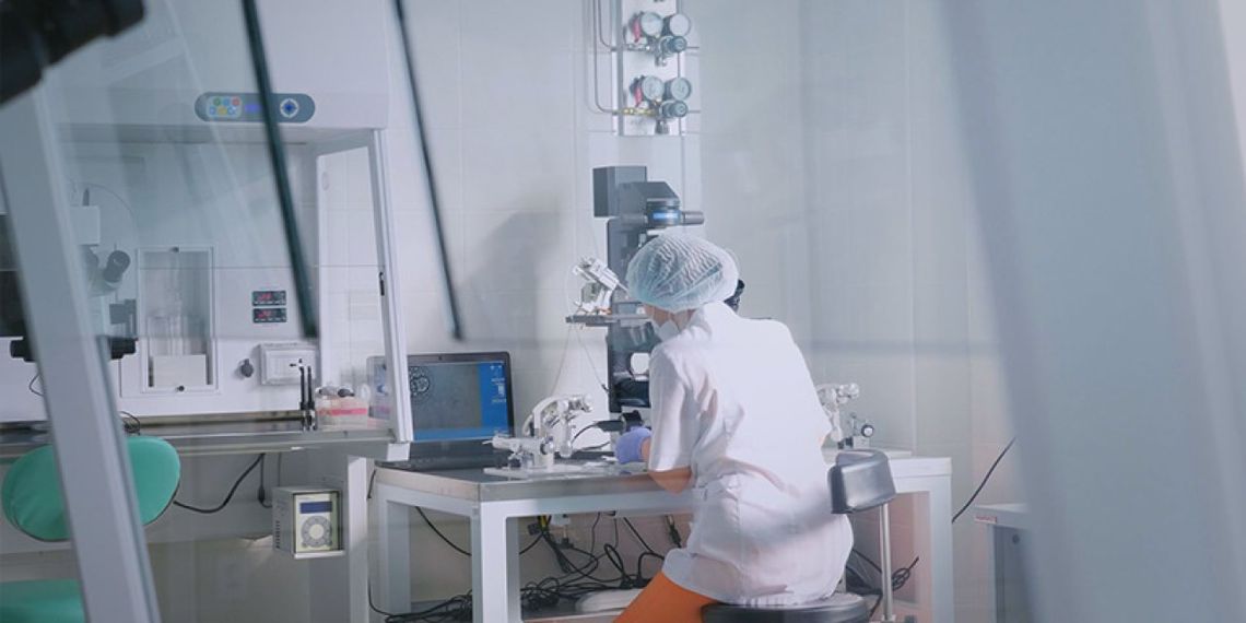 Eksperci: szczepionkę mRNA przeciwko COVID-19 opracowano w tym roku, ale badania nad nią trwały ponad 10 lat