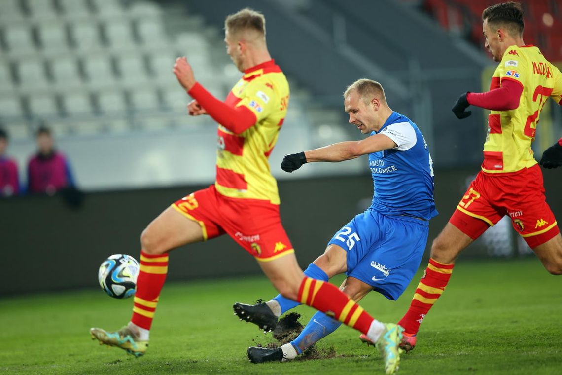 Ekstraklasa piłkarska - wpadka wicelidera, seria porażek Widzewa