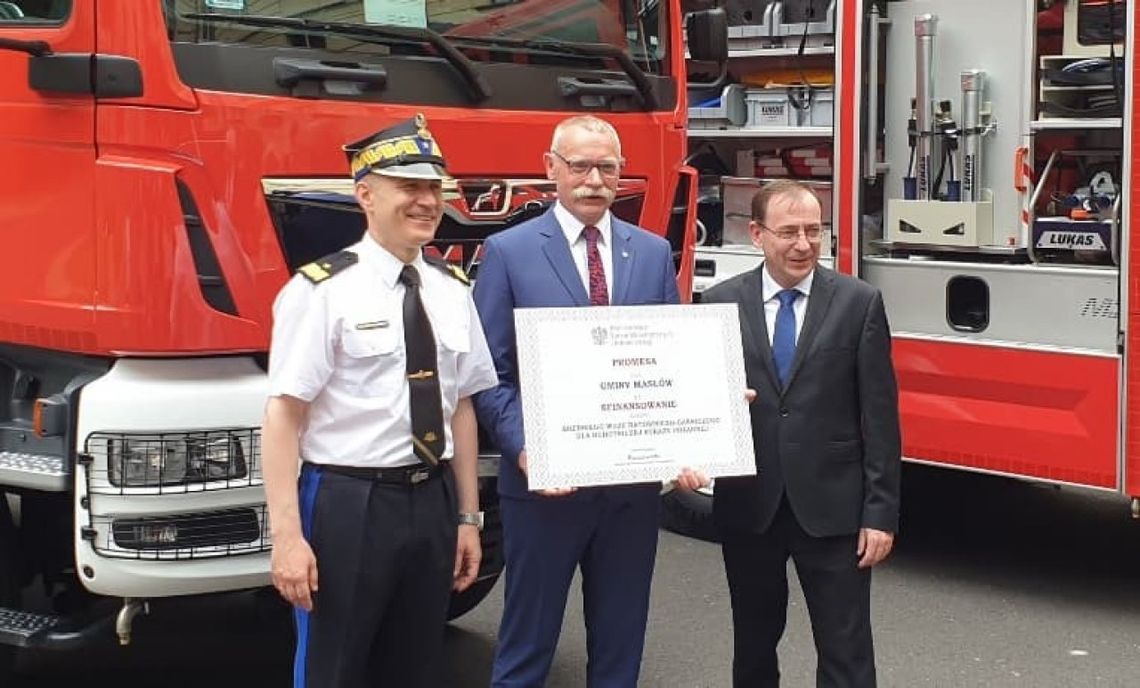 Gmina Masłów odebrała promesę na sfinansowanie wozu strażackiego 