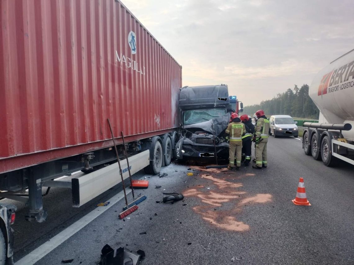 Groźne zderzenie busa z ciężarówką