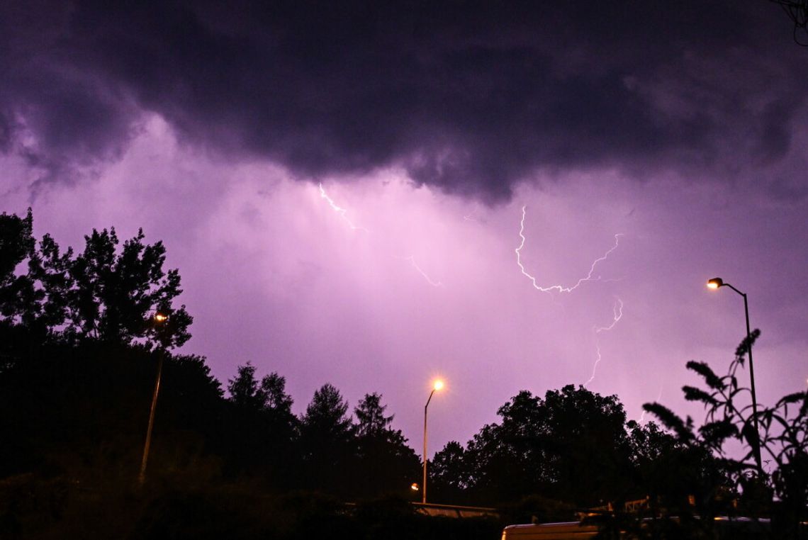 IMGW ostrzega przed intensywnym deszczem, silnym wiatrem i burzami