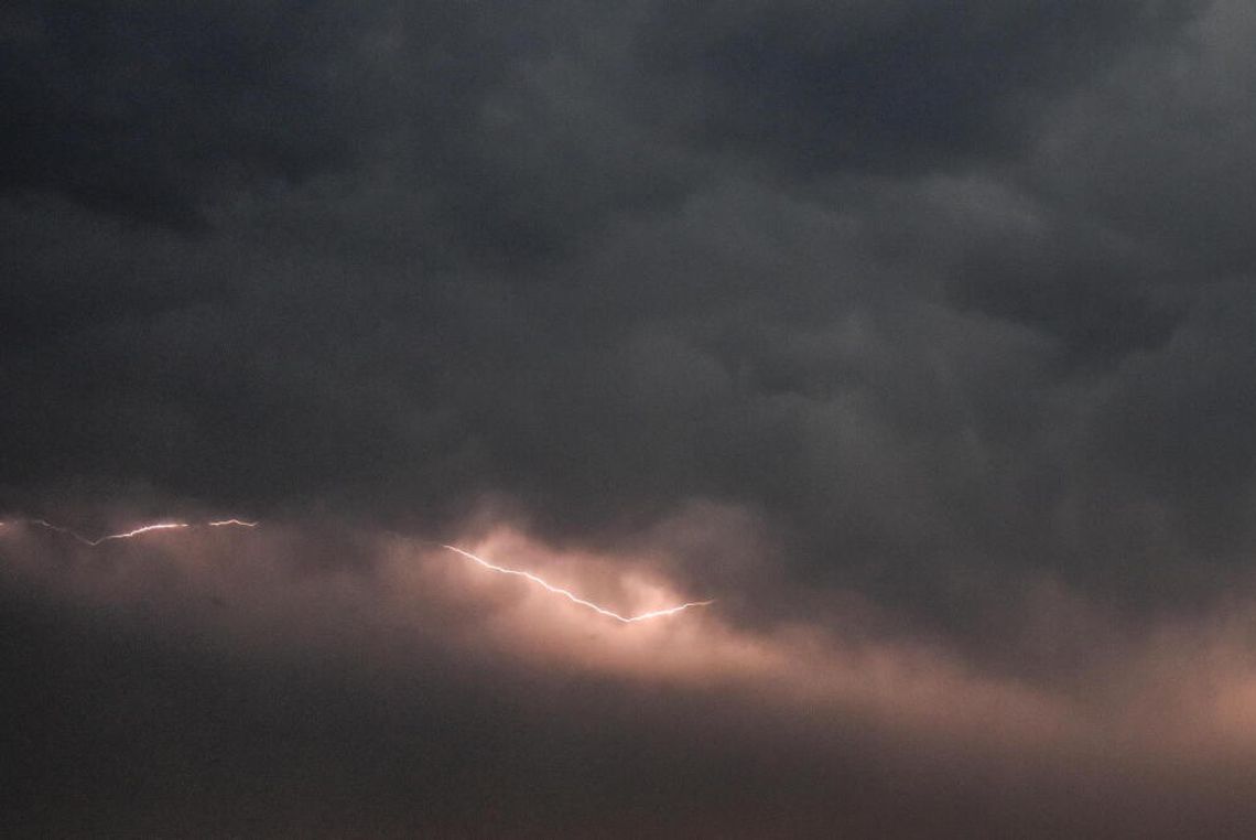 IMGW: ostrzeżenia przed burzami dla sześciu województw. Możliwy silny wiatr i grad