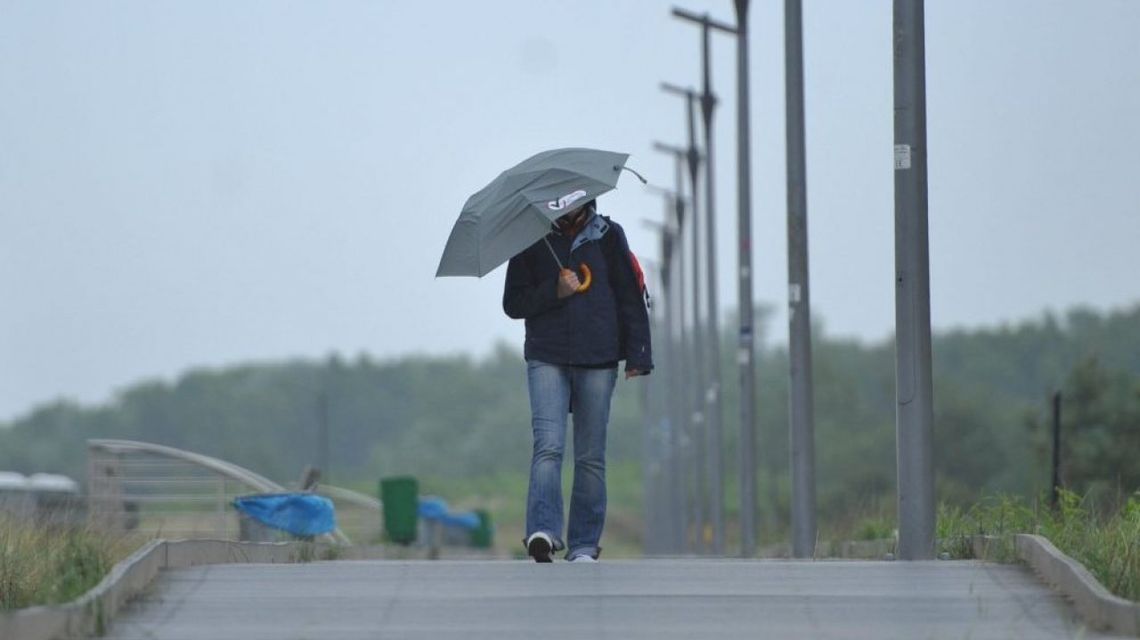 MGW: w niedzielę przelotne opady i burze na zachodzie; nad ranem lokalnie mgły