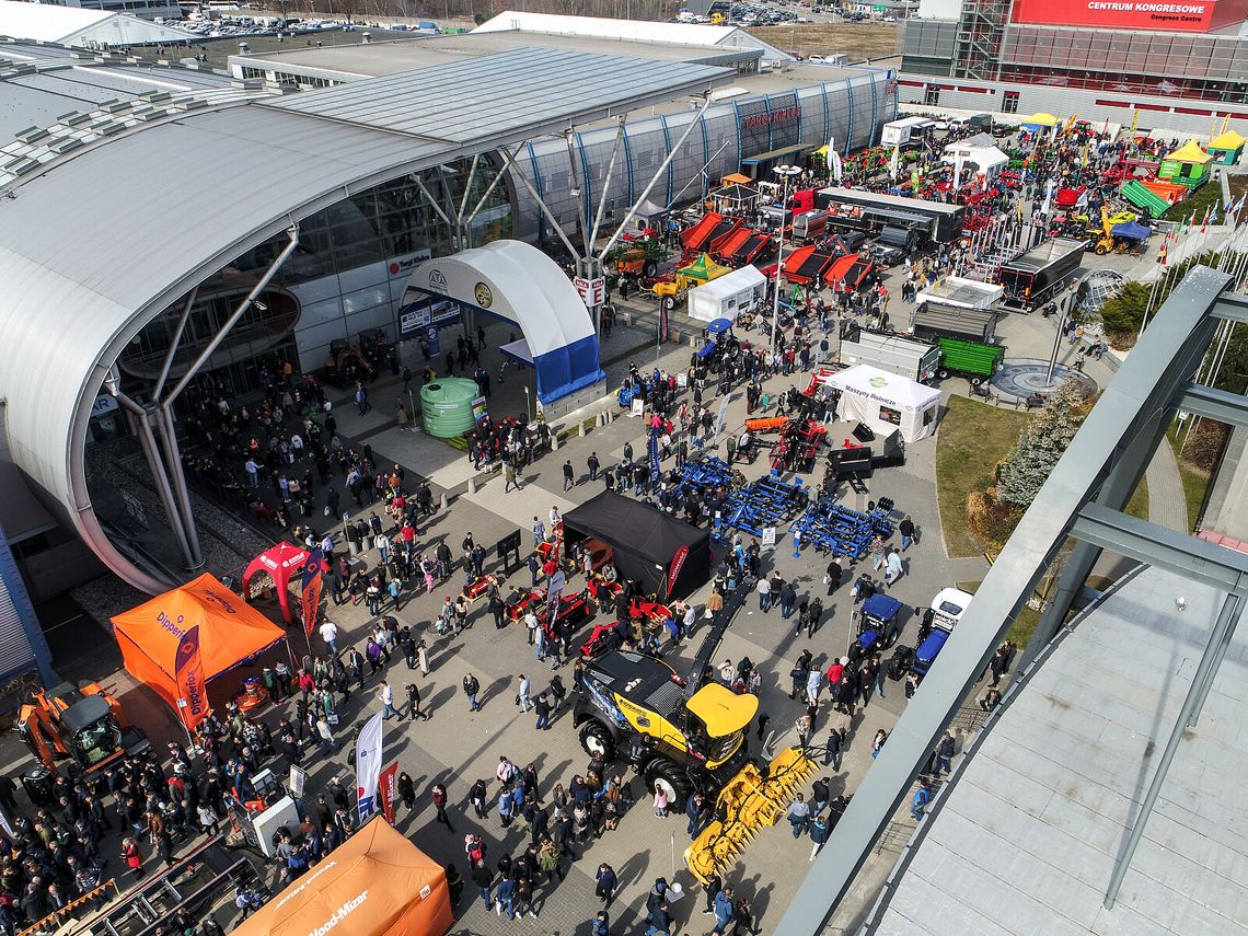 Incydent podczas targów – oblane czerwonym płynem stoisko jednej z firm; zatrzymano dwie osoby Incydent podczas targów – oblane czerwonym płynem stoisko jednej z firm; zatrzymano dwie osoby
