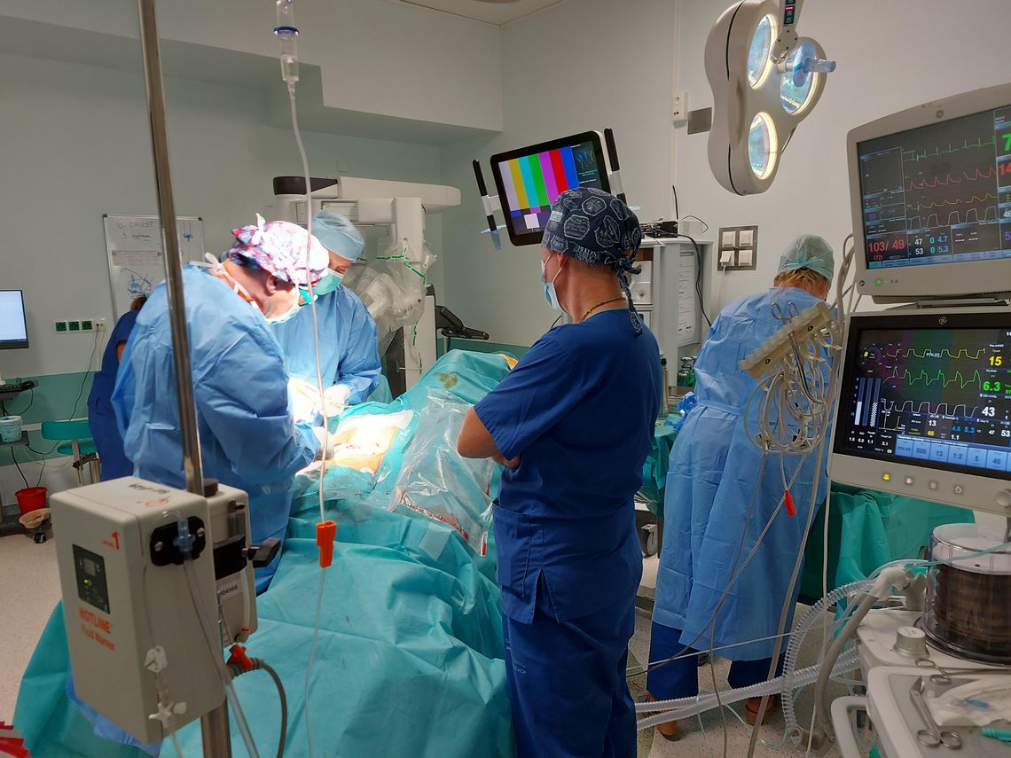 Innowacyjny zabieg w ŚCO: równoczesne zastosowanie robota da Vinci i zestawu TEM podczas jednej operacji jelita grubego Innowacyjny zabieg w ŚCO: równoczesne zastosowanie robota da Vinci i zestawu TEM podczas jednej operacji jelita grubego