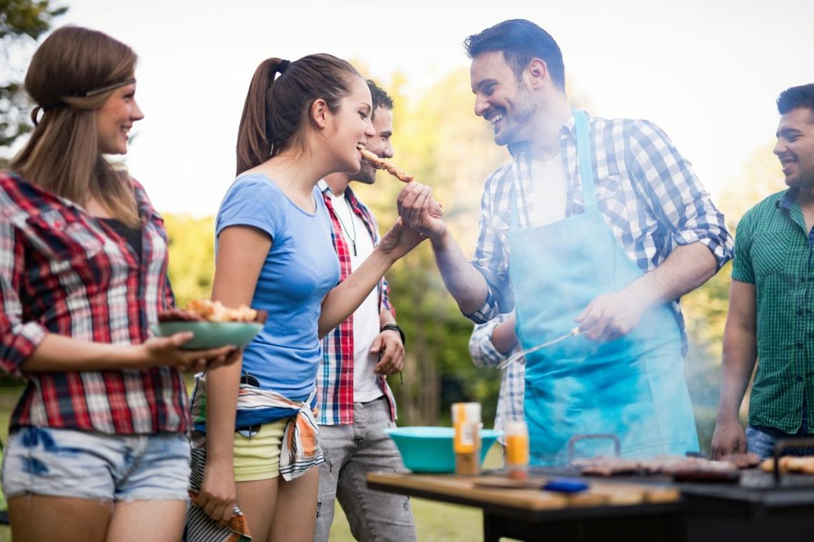 Jak zorganizować idealne przyjęcie grillowe – menu, dekoracje i porady