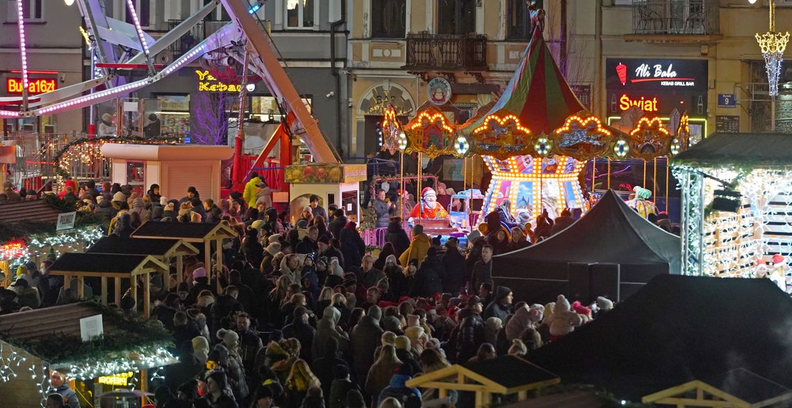 Jarmark Świąteczny przyciągnął tłumy Jarmark Świąteczny przyciągnął tłumy