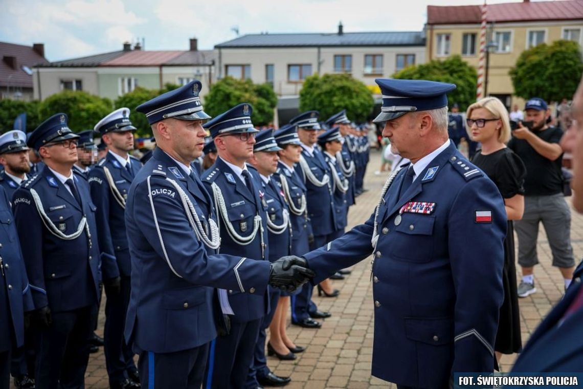 Kieleccy Policjanci odebrali awanse i wyróżnienia Kieleccy Policjanci odebrali awanse i wyróżnienia