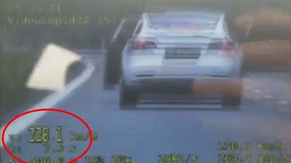 Kierujący elektrycznym samochodem rozpędził się do 228 km/h